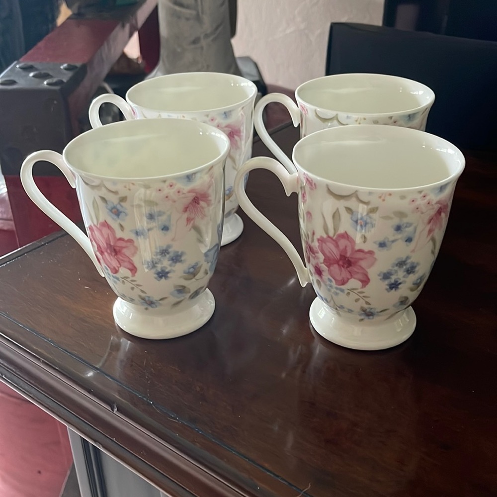 Set of four bone China mugs flowers white pink  🌸 and blue look very bea…